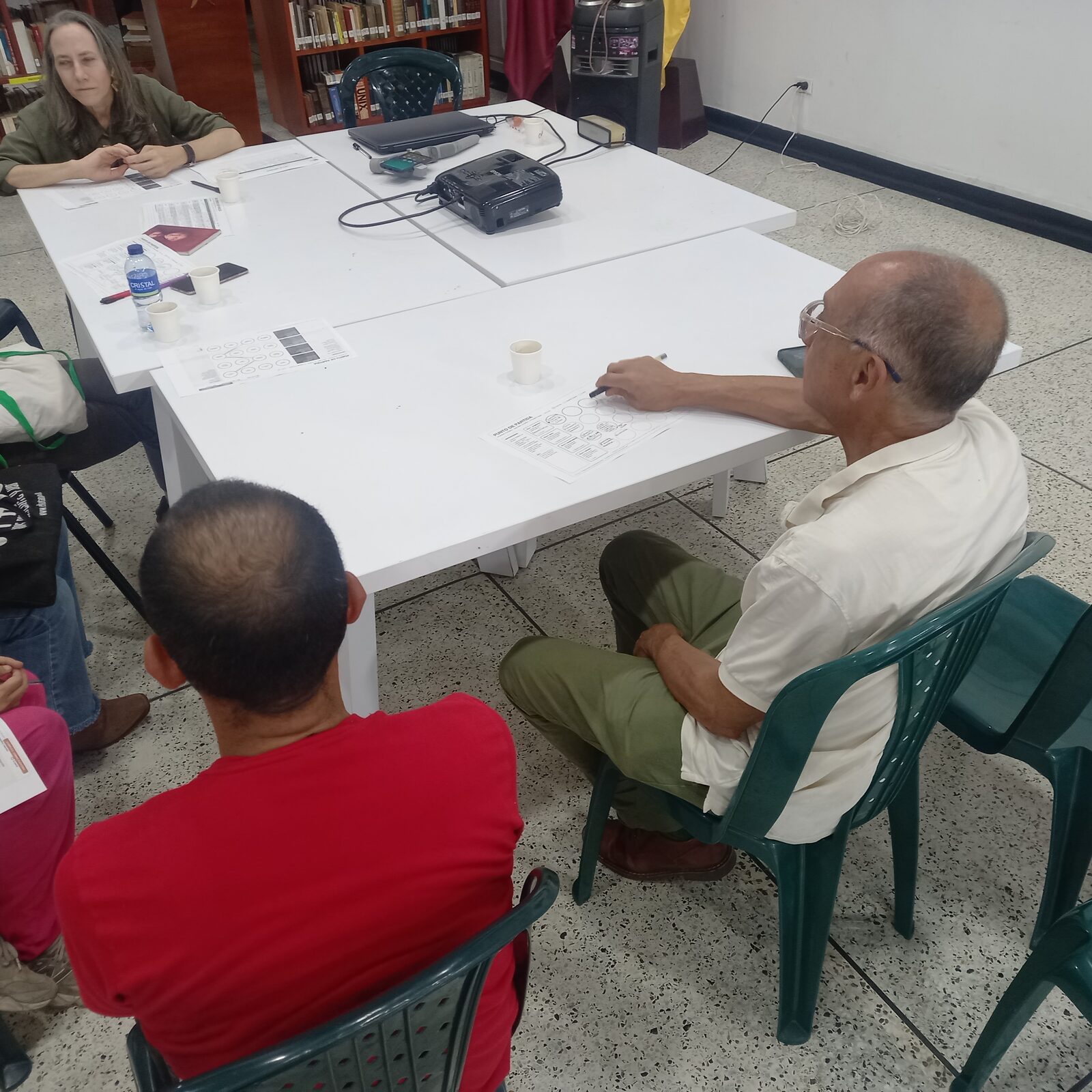 Participantes trabajando en el taller de cierre Cuidar es decidir en Armenia