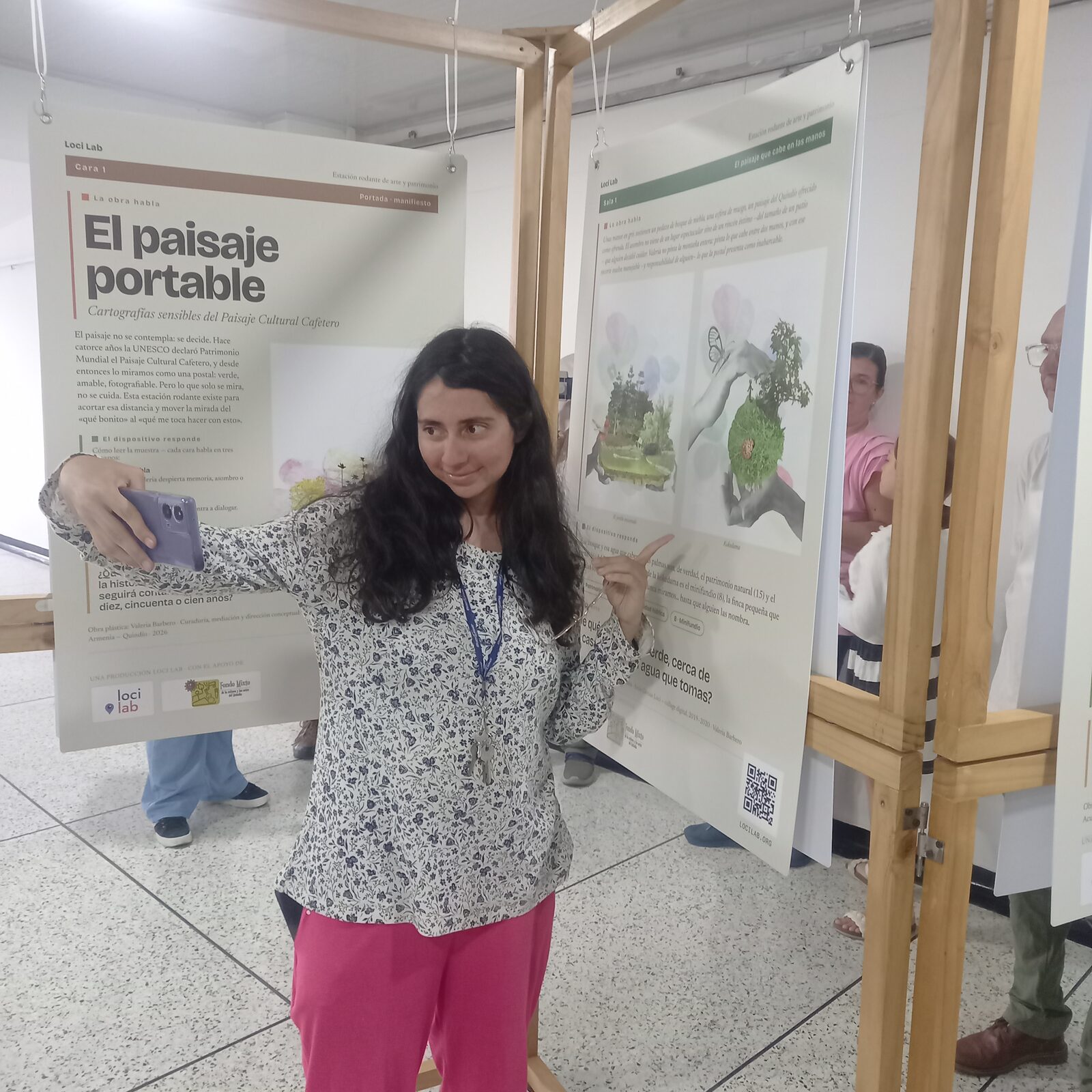 Recorrido guiado por las láminas de la exposición en Armenia