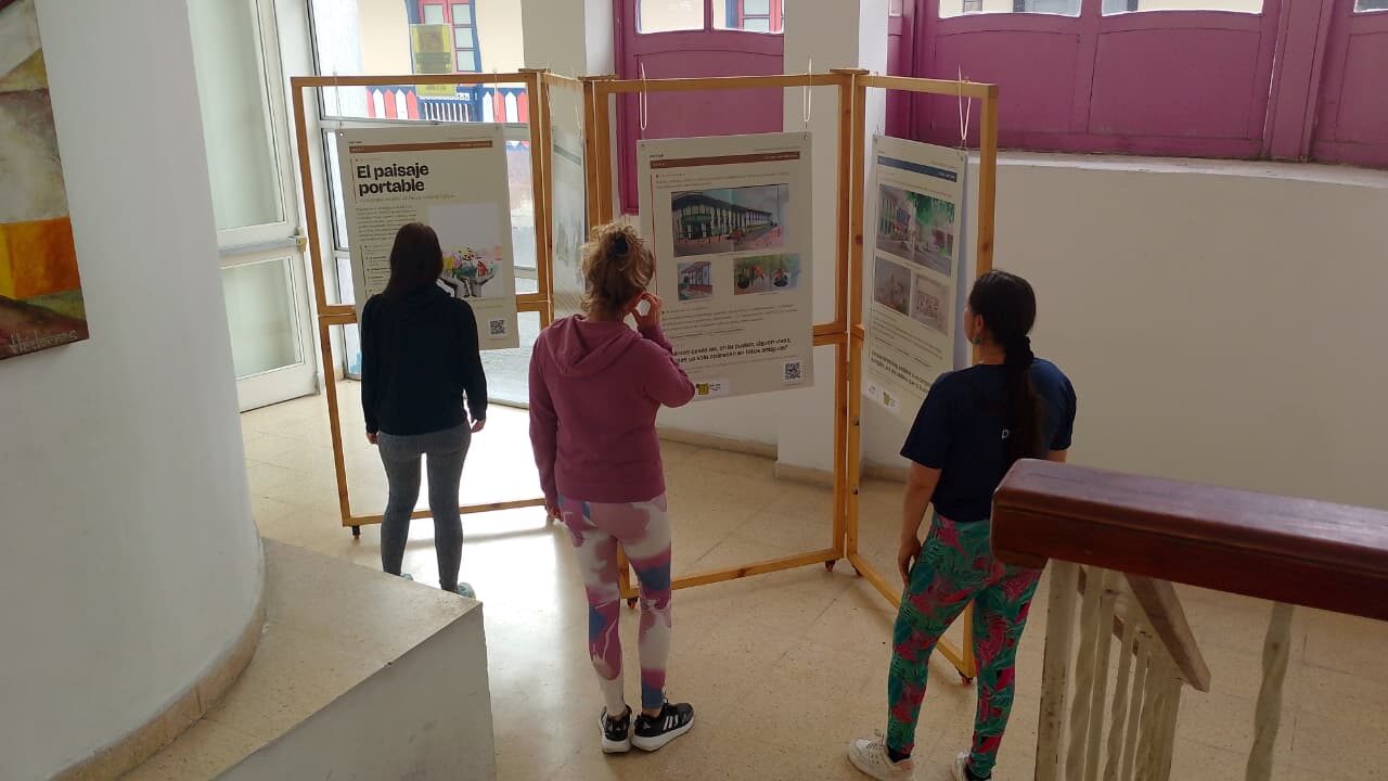 Visitantes recorriendo la exposición El Paisaje Portable